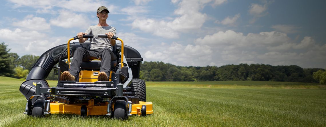 Cub Cadet zero-turn kosačica u radu na velikom zelenom travnjaku