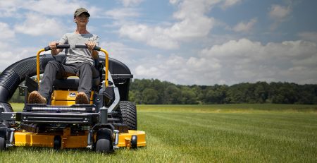 Cub Cadet zero-turn kosačica u radu na velikom zelenom travnjaku