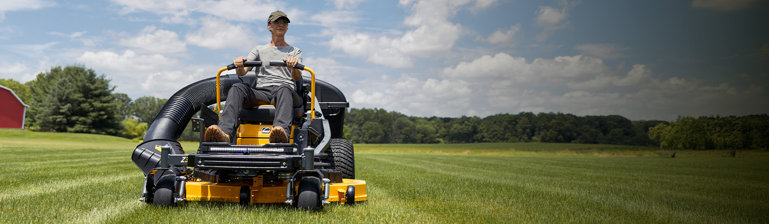 Cub Cadet zero-turn kosačica u radu na velikom zelenom travnjaku